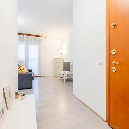 Airport 5 Min - With Parking Apartment *